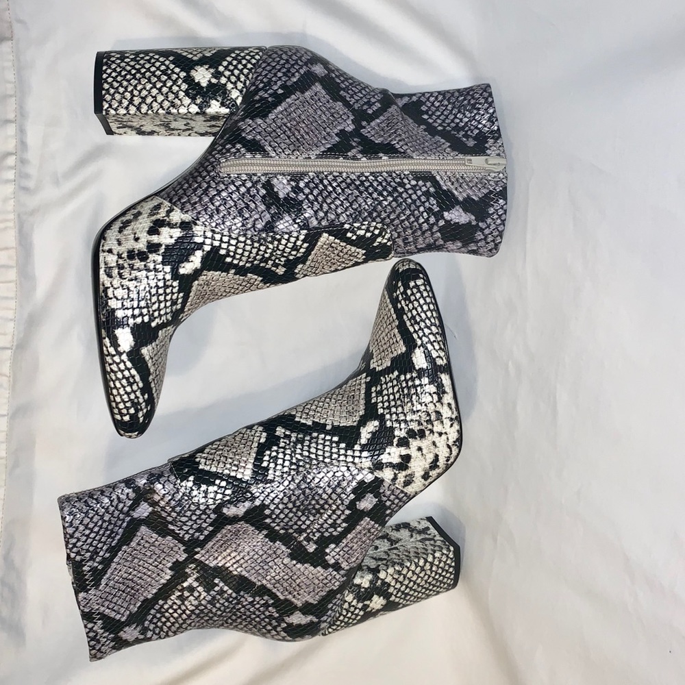 NWOT SNAKE SKIN BOOTS!